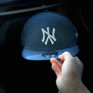upside down yankees logo hat
